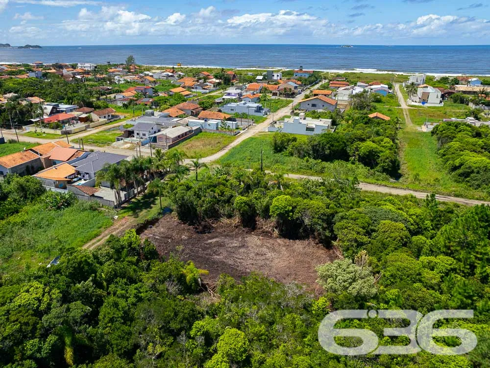 Terreno à venda a poucos metros do mar em Balneári