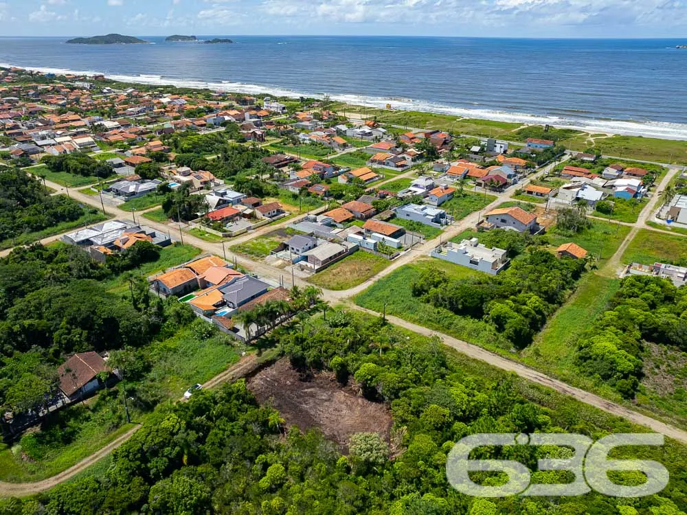 Terreno à venda a poucos metros do mar em Balneári