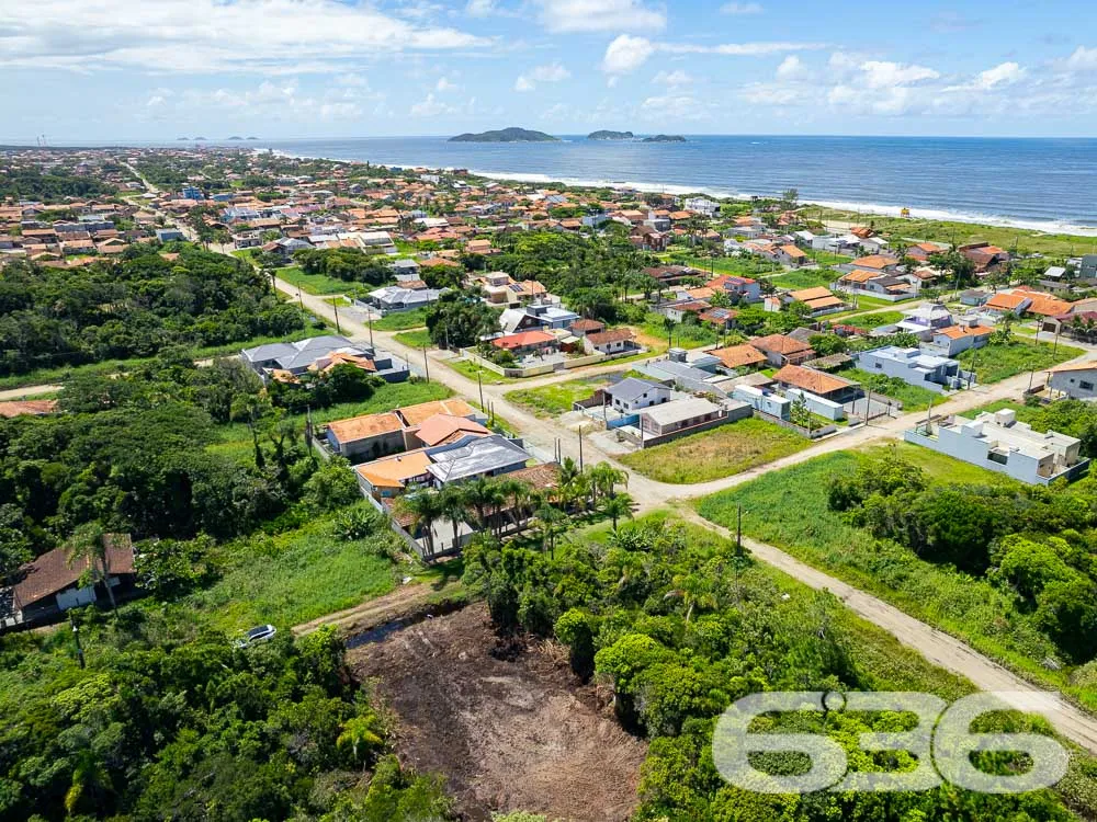 Terreno à venda a poucos metros do mar em Balneári
