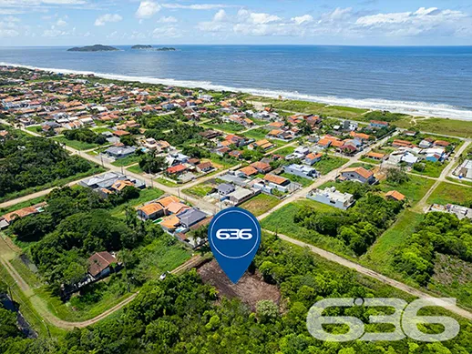 Terreno à venda a poucos metros do mar em Balneári