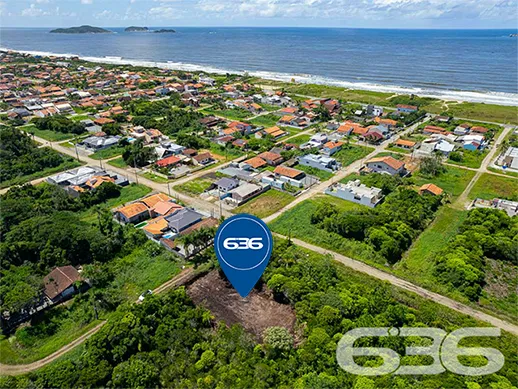 Terreno à venda a poucos metros do mar em Balneári
