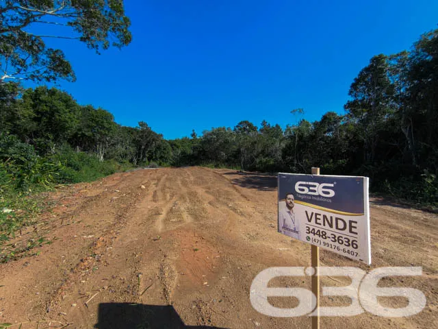 Terreno à venda a poucos metros do mar em Balneári