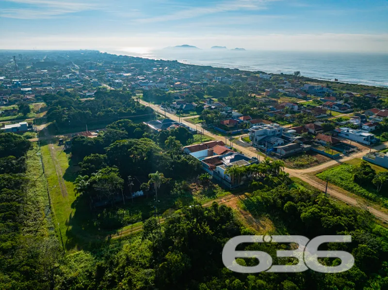 Terreno à venda a poucos metros do mar em Balneári