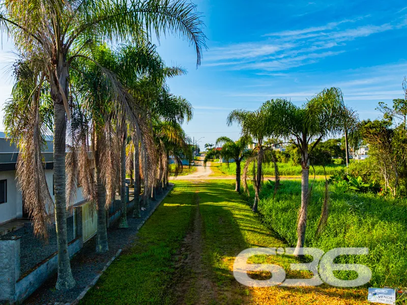Terreno à venda a poucos metros do mar em Balneári
