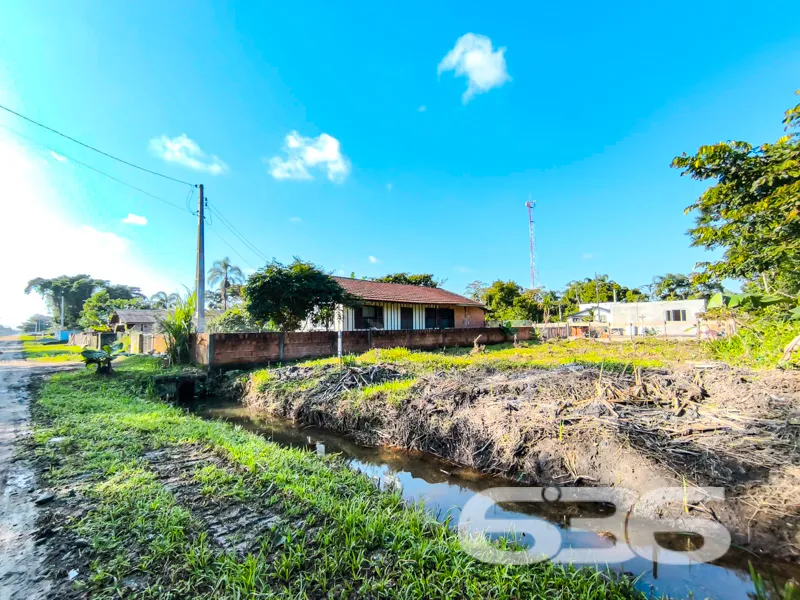 Terreno plano, com excelente aproveitamento e rode
