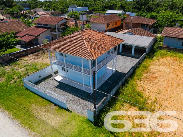 BELA RESIDÊNCIA COM 3 DORMITÓRIOS COM VISTA PARA A