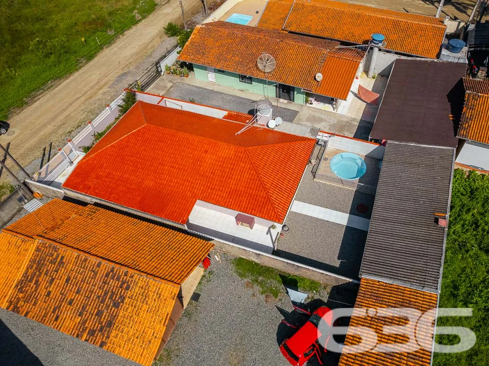 LINDA CASA COM 1 SUÍTE E 2 QUARTOS, ÓTIMA LOCALIZA