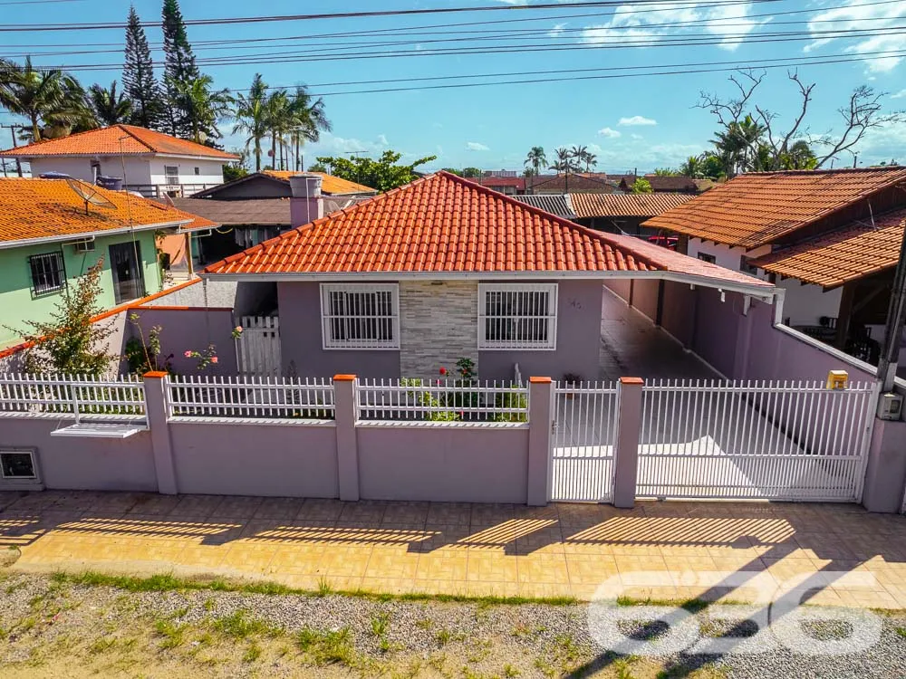 LINDA CASA COM 1 SUÍTE E 2 QUARTOS, ÓTIMA LOCALIZA