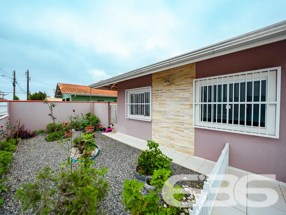 LINDA CASA COM 1 SUÍTE E 2 QUARTOS, ÓTIMA LOCALIZA
