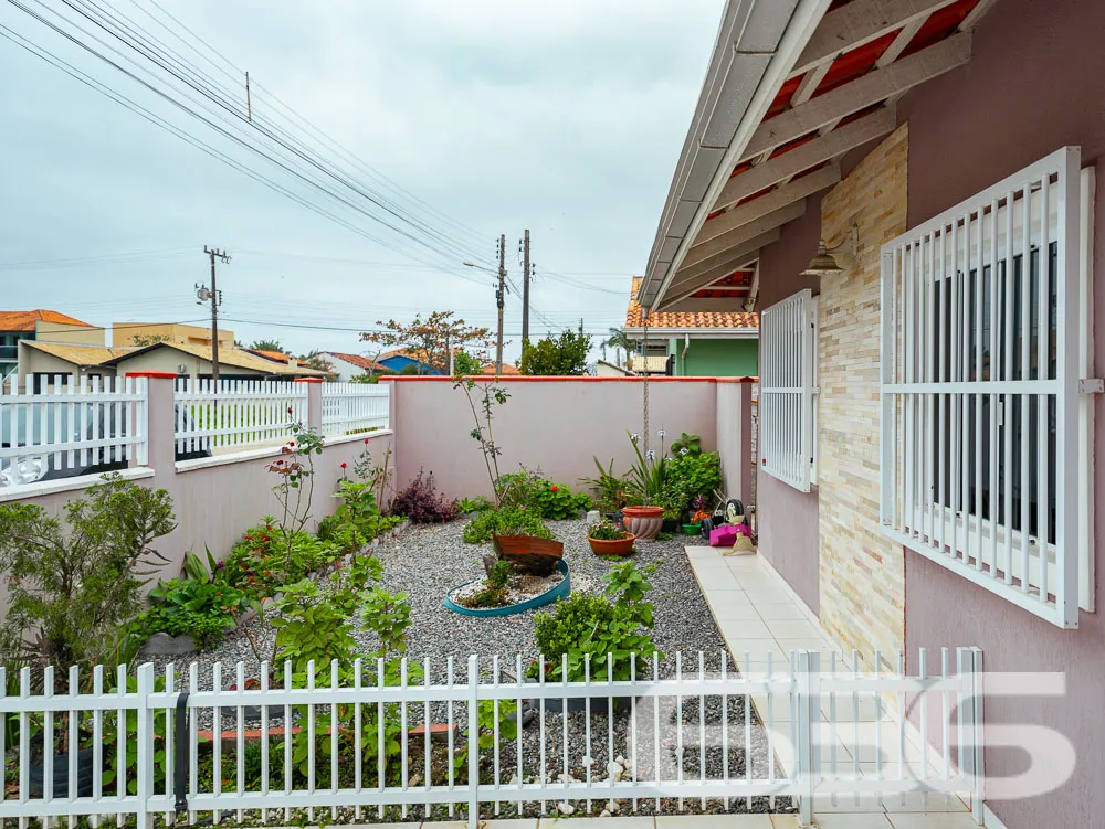 LINDA CASA COM 1 SUÍTE E 2 QUARTOS, ÓTIMA LOCALIZA
