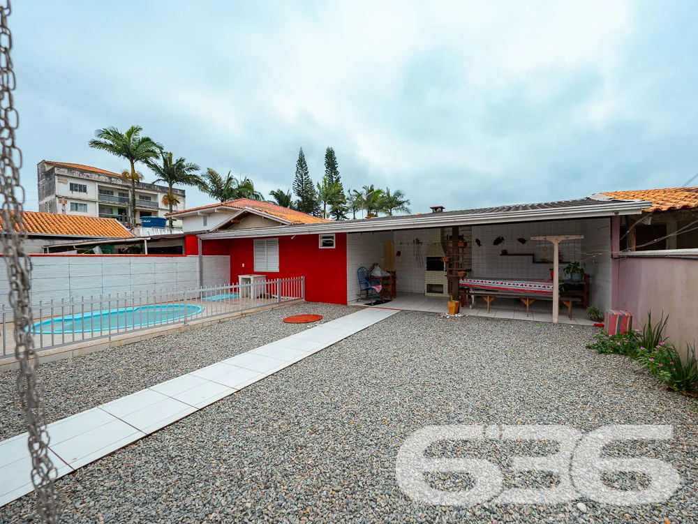 LINDA CASA COM 1 SUÍTE E 2 QUARTOS, ÓTIMA LOCALIZA