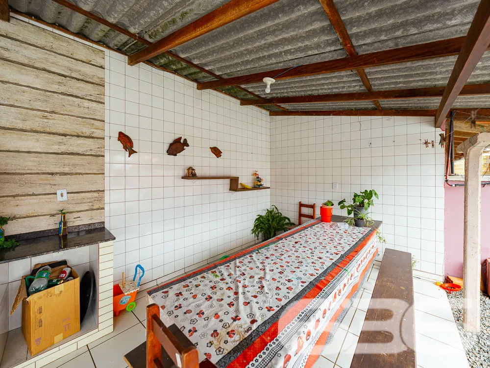 LINDA CASA COM 1 SUÍTE E 2 QUARTOS, ÓTIMA LOCALIZA