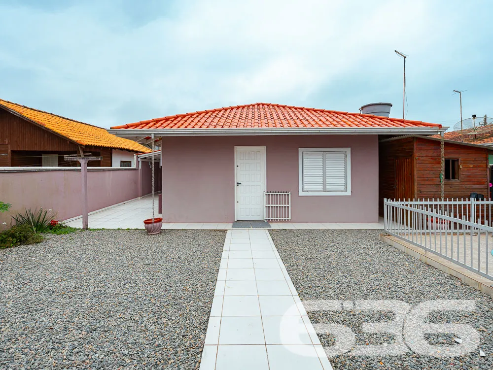 LINDA CASA COM 1 SUÍTE E 2 QUARTOS, ÓTIMA LOCALIZA