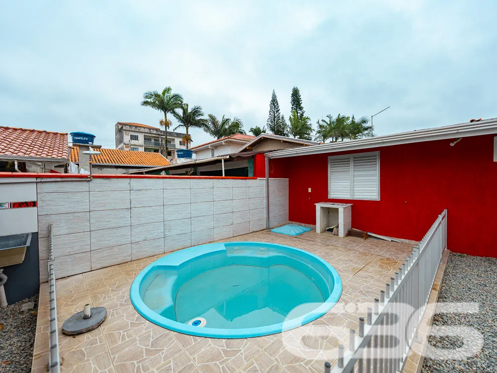 LINDA CASA COM 1 SUÍTE E 2 QUARTOS, ÓTIMA LOCALIZA