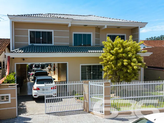 RESIDĂNCIA COM SUĂTE + 3 QUARTOS CADA NO BAIRRO BO