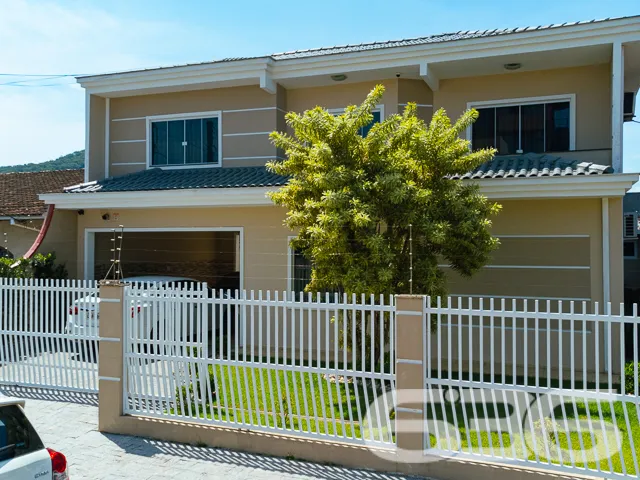 RESIDĂNCIA COM SUĂTE + 3 QUARTOS CADA NO BAIRRO BO