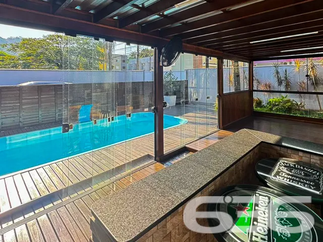 Descubra o espaço e a conveniência de uma residênc