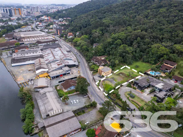VENDE-SE TERRENO IDEAL PARA EDIFÍCIO COMERCIAL NO