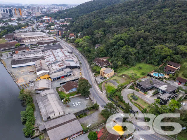 VENDE-SE TERRENO IDEAL PARA EDIFÍCIO COMERCIAL NO