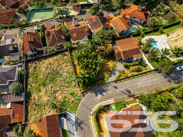 TERRENO À VENDA EM LOCAL SUPER PRIVILEGIADO - OPOR