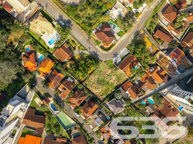 TERRENO À VENDA EM LOCAL SUPER PRIVILEGIADO - OPOR