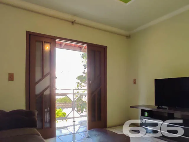 DUAS CASAS SOB UM AMPLO TERRENO NO BAIRRO ANITA GA