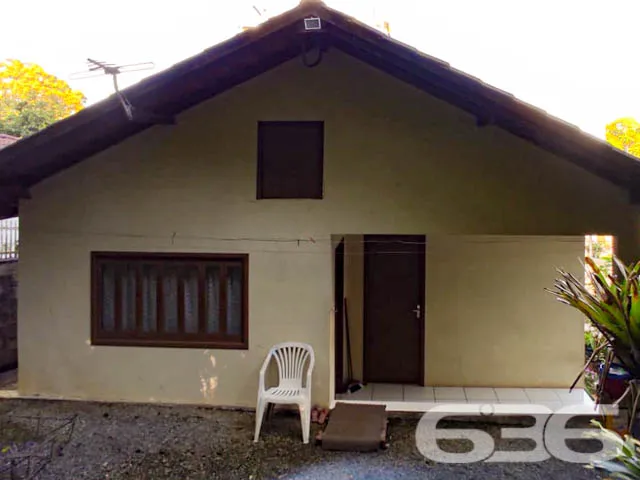 DUAS CASAS SOB UM AMPLO TERRENO NO BAIRRO ANITA GA