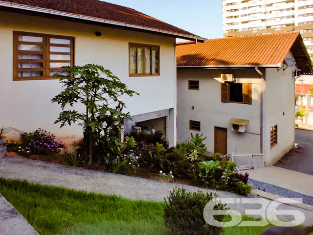 DUAS CASAS SOB UM AMPLO TERRENO NO BAIRRO ANITA GA