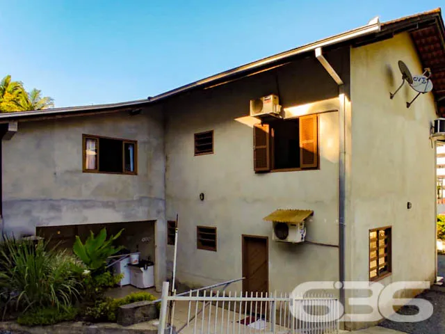 DUAS CASAS SOB UM AMPLO TERRENO NO BAIRRO ANITA GA