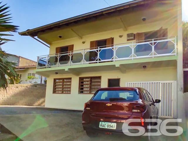 DUAS CASAS SOB UM AMPLO TERRENO NO BAIRRO ANITA GA