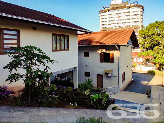 DUAS CASAS SOB UM AMPLO TERRENO NO BAIRRO ANITA GA