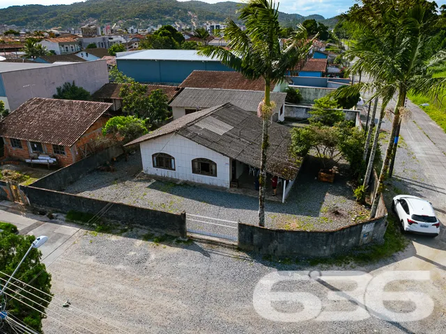BAIRRO BOA VISTA: DUAS CASAS EM UM TERRENO DE ESQU