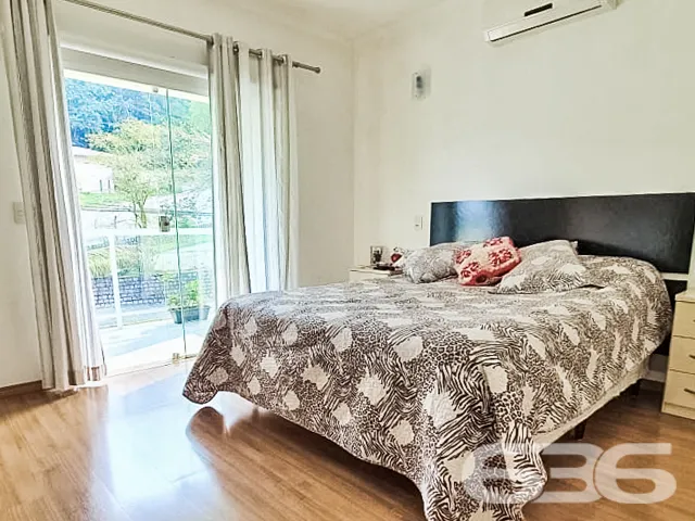 SOFISTICADA CASA DE 4 QUARTOS NO BAIRRO ANITA GARI