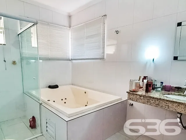 SOFISTICADA CASA DE 4 QUARTOS NO BAIRRO ANITA GARI