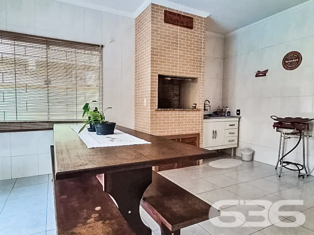 SOFISTICADA CASA DE 4 QUARTOS NO BAIRRO ANITA GARI