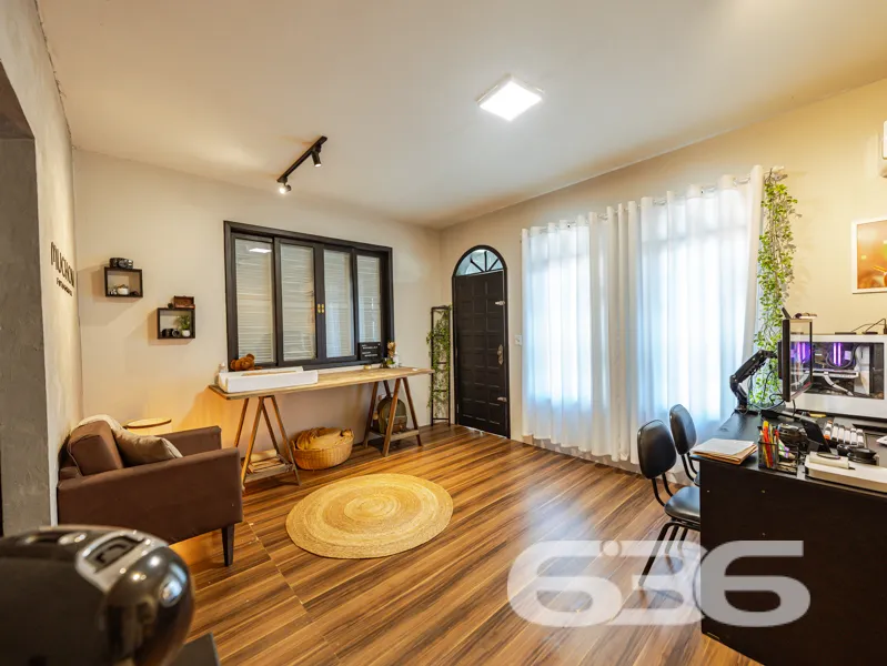 Residência Térrea com Potencial Comercial no Bom R