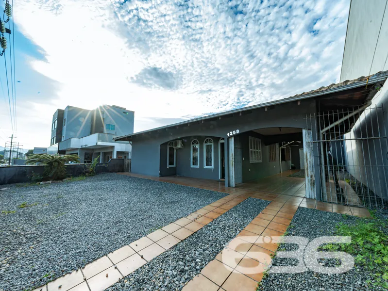 Residência Térrea com Potencial Comercial no Bom R