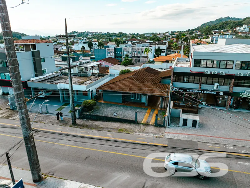 Residência Térrea com Potencial Comercial no Bom R