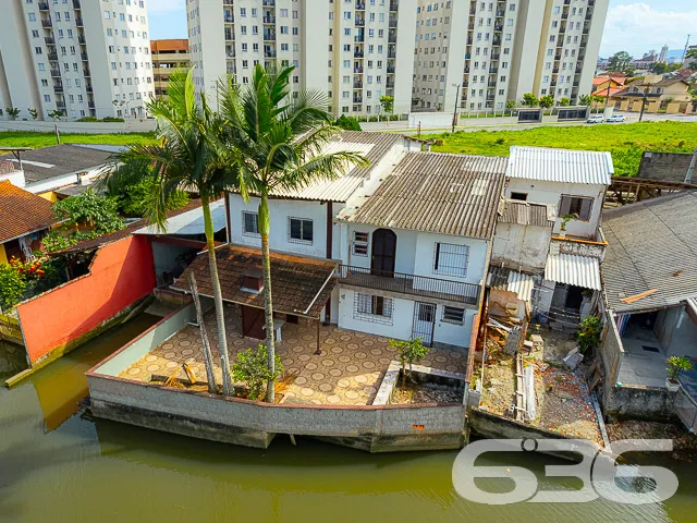 IMĂVEL COM FUNDOS PARA O RIO - BAIRRO BUCAREIN
Ap