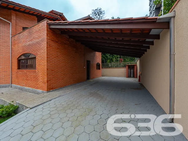 VENDE-SE CASA ESTILO GERMĂNICO COM JARDIM EXUBERAN