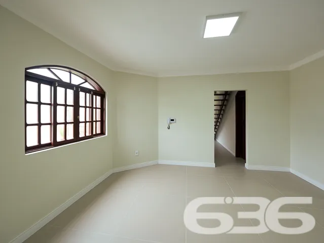 VENDE-SE CASA ESTILO GERMĂNICO COM JARDIM EXUBERAN