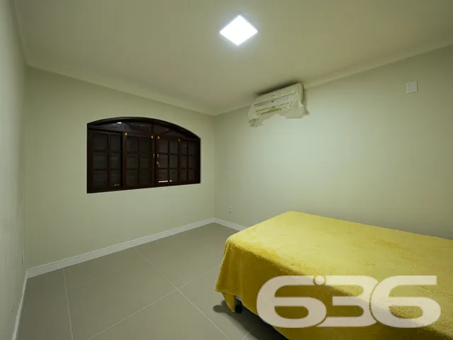 VENDE-SE CASA ESTILO GERMĂNICO COM JARDIM EXUBERAN