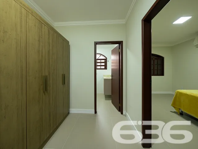 VENDE-SE CASA ESTILO GERMĂNICO COM JARDIM EXUBERAN