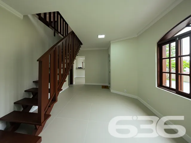 VENDE-SE CASA ESTILO GERMĂNICO COM JARDIM EXUBERAN