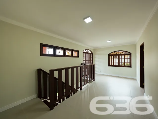 VENDE-SE CASA ESTILO GERMĂNICO COM JARDIM EXUBERAN