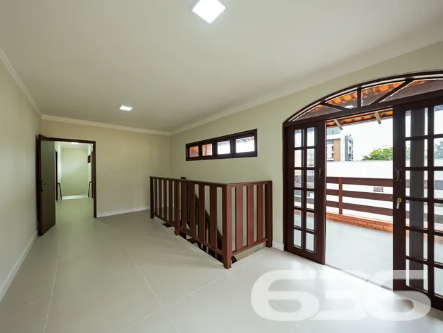 VENDE-SE CASA ESTILO GERMĂNICO COM JARDIM EXUBERAN