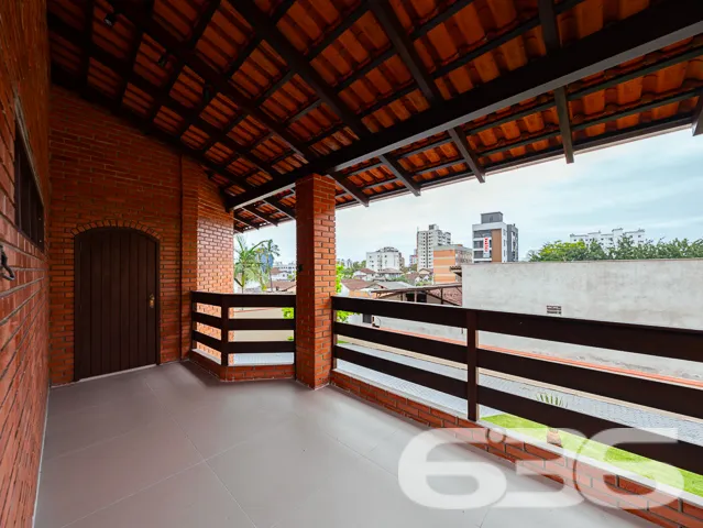 VENDE-SE CASA ESTILO GERMĂNICO COM JARDIM EXUBERAN