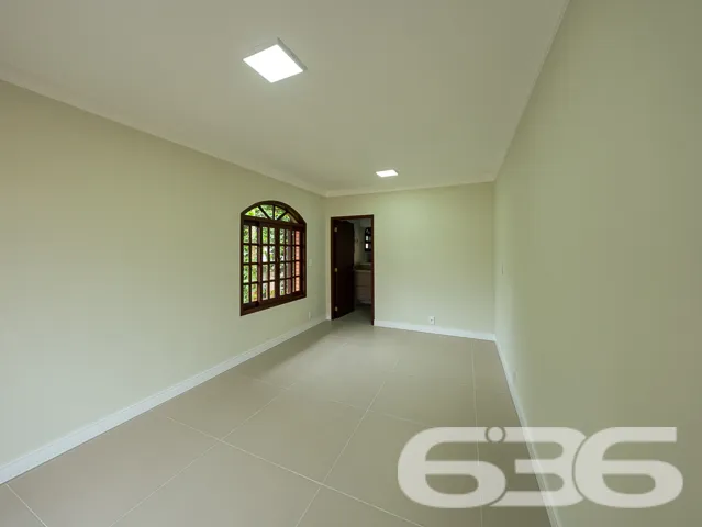 VENDE-SE CASA ESTILO GERMĂNICO COM JARDIM EXUBERAN