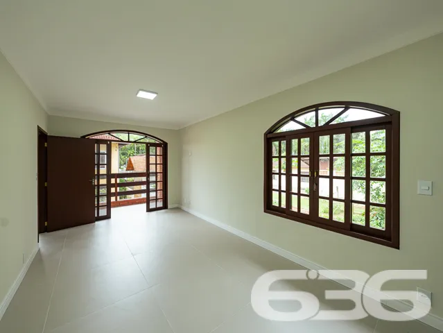 VENDE-SE CASA ESTILO GERMĂNICO COM JARDIM EXUBERAN