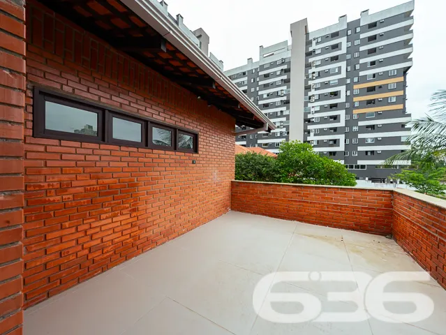 VENDE-SE CASA ESTILO GERMĂNICO COM JARDIM EXUBERAN